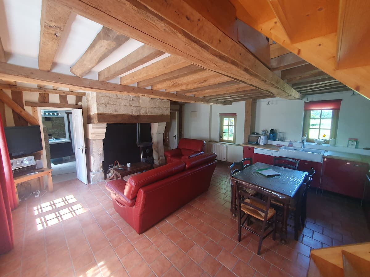 Salon spacieux du Gîte Le Puit avec poêle à bois - Normandie